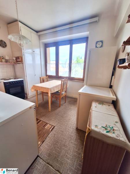 REZERVOVANÝ 2 IZBOVÝ TEHLOVÝ BYT, BALKÓN, ŠIRŠIE CENTRUM, PREŠOV - Kuchyňa v 2-izbovom byte s dreveným jedálenským stolom a veľkým oknom.
