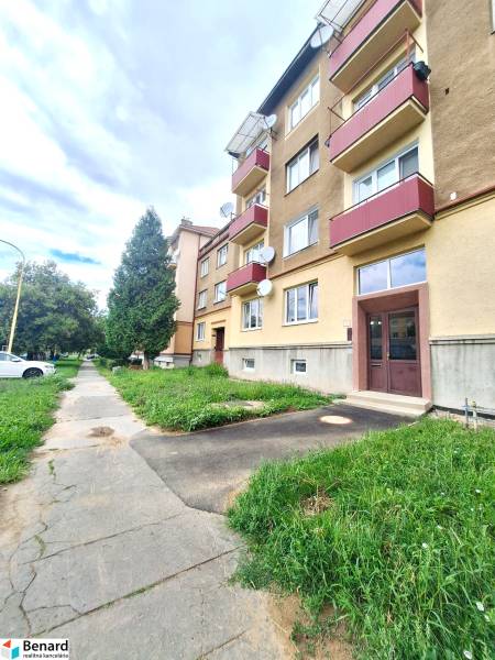 REZERVOVANÝ 2 IZBOVÝ TEHLOVÝ BYT, BALKÓN, ŠIRŠIE CENTRUM, PREŠOV - Bytový dom s červenými balkónmi na Pavlovičovom námestí v Prešove ponúka 2-izbový byt.