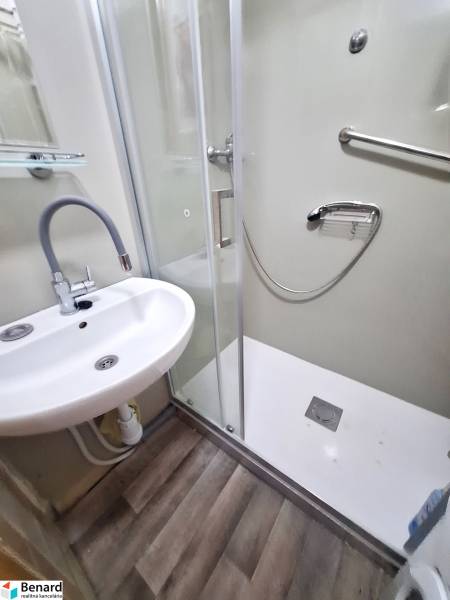 REZERVOVANÝ 2 IZBOVÝ TEHLOVÝ BYT, BALKÓN, ŠIRŠIE CENTRUM, PREŠOV - Kúpeľňa v 2-izbovom byte s umývadlom, sprchovým kútom a laminátovou podlahou.