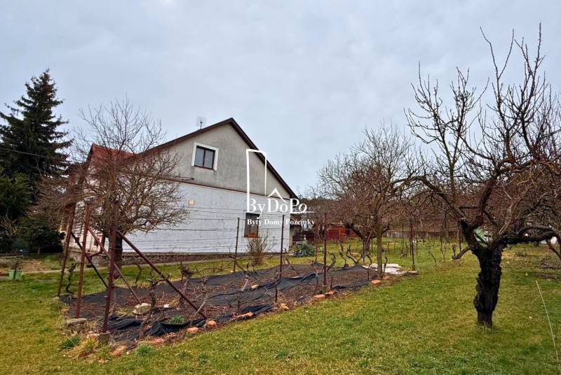 Na predaj: Rodinný dom s pozemkom, 1 076 m2, Železničiarska ul., Nitra - Rodinný dom na Železničiarskej ulici v Nitre obklopený záhradou a stromami.