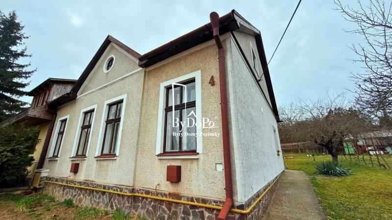Na predaj: Rodinný dom s pozemkom, 1 076 m2, Železničiarska ul., Nitra - Rodinný dom na Železničiarskej ulici v Nitre s farebnou fasádou a oknami.