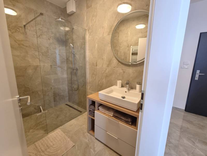 PRENÁJOM - 3 izbový byt Nitra – Piesková ulica, RIVIERA NITRA - Kúpeľňa v 3-izbovom byte so sprchovacím kútom a umývadlovou skrinkou.