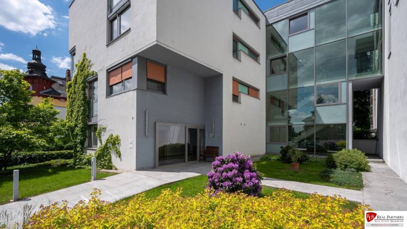 Exkluzívny 3 izbový byt, ul.Timravina, 147 m2, výhľad, parkovanie,BAI - Moderná budova so záhradou v Bratislave - Starom Meste, obklopená zeleňou.