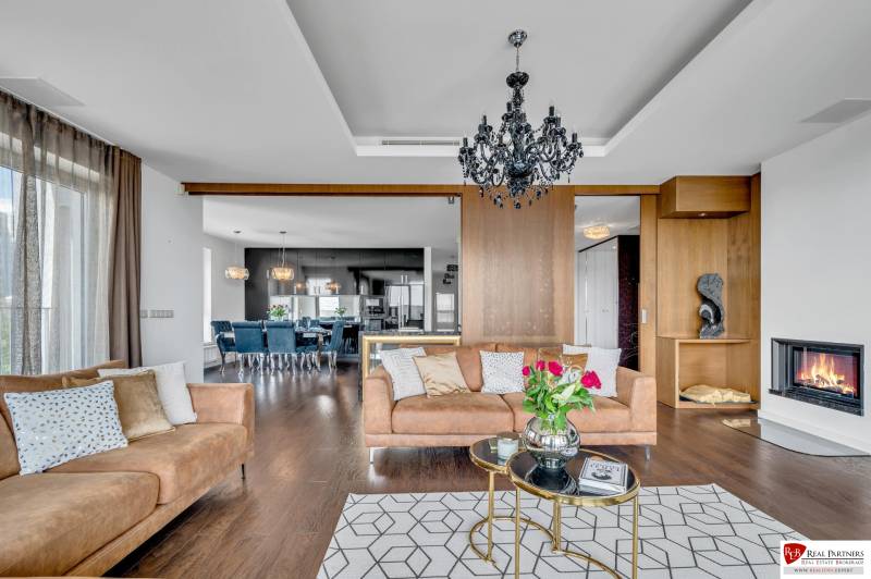 Predaj, Luxusný 4 izbový byt, 180 m2 + 25 m2, Condominium Renaissance - Elegantná obývačka so sedačkou, krbom a svietidlom v 4-izbovom byte.