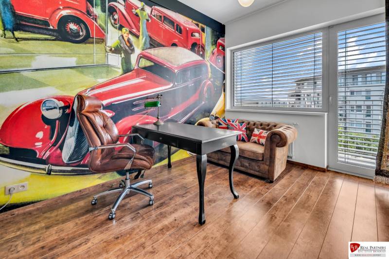 Predaj, Luxusný 4 izbový byt, 180 m2 + 25 m2, Condominium Renaissance - Kancelárska miestnosť s koženým kreslom, stolom a umeleckou nástennou maľbou v 4-izbovom byte.
