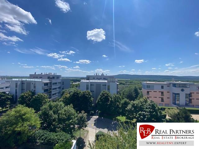 Predaj, Luxusný 4 izbový byt, 180 m2 + 25 m2, Condominium Renaissance - Výhľad z 4-izbového bytu v Bratislave - Karlovej Vsi na okolité budovy a prírodu.