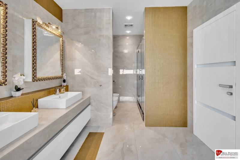 Predaj, Luxusný 4 izbový byt, 180 m2 + 25 m2, Condominium Renaissance - Luxusná kúpeľňa s dvojitým umývadlom a zlatými detailmi v 4-izbovom byte.