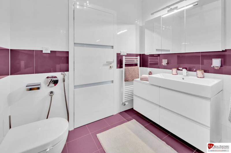 Predaj, Luxusný 4 izbový byt, 180 m2 + 25 m2, Condominium Renaissance - Kúpeľňa v 4-izbovom byte s fialovými obkladmi a moderným vybavením.