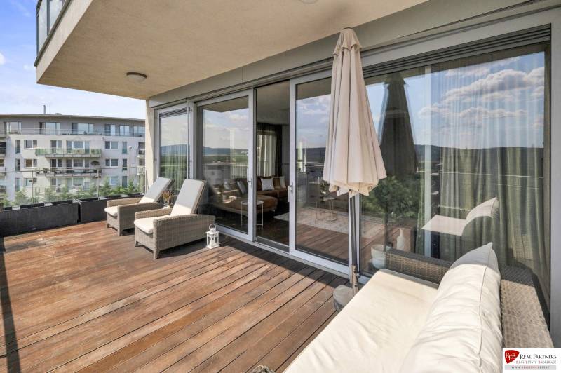 Predaj, Luxusný 4 izbový byt, 180 m2 + 25 m2, Condominium Renaissance - Terasa 4-izbového bytu v Bratislave - Karlovej Vsi s pohodlnými ležadlami a sedačkou.