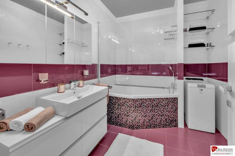 Predaj, Luxusný 4 izbový byt, 180 m2 + 25 m2, Condominium Renaissance - Kúpeľňa so sprchovým kútom, skrinkou a práčkou v 4-izbovom byte.
