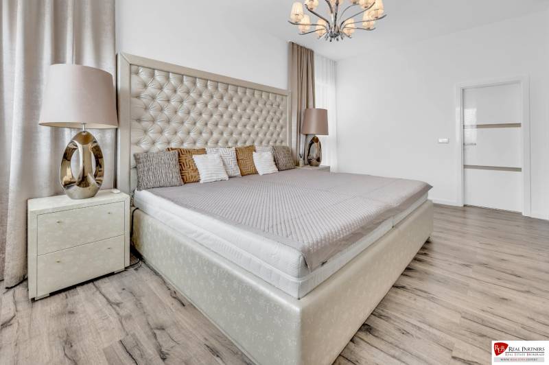 Predaj, Luxusný 4 izbový byt, 180 m2 + 25 m2, Condominium Renaissance - Luxusná spálňa s veľkou posteľou a štýlovým lustrom v 4-izbovom byte.