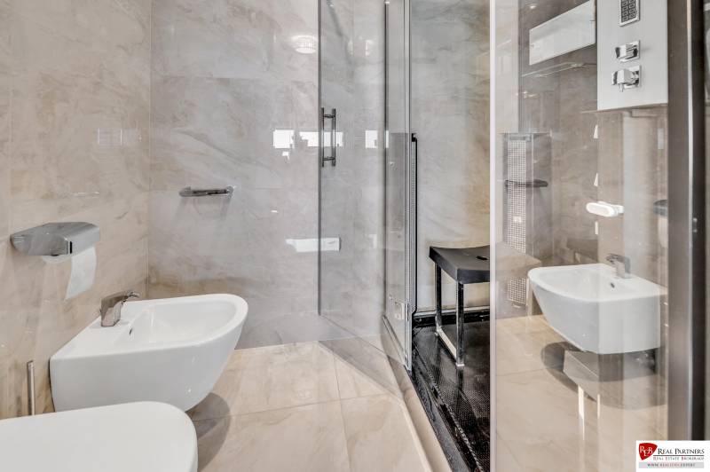Predaj, Luxusný 4 izbový byt, 180 m2 + 25 m2, Condominium Renaissance - Kúpeľňa v 4-izbovom byte so sprchovacím kútom, bidetom a lesklými obkladmi.