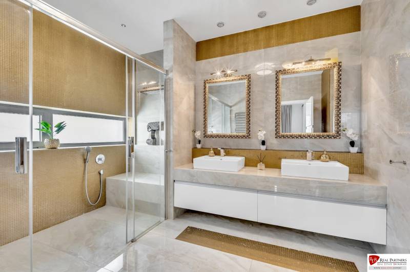 Predaj, Luxusný 4 izbový byt, 180 m2 + 25 m2, Condominium Renaissance - Luxusná kúpeľňa s dvomi umývadlami, zrkadlami a sprchovým kútom v 4-izbovom byte.