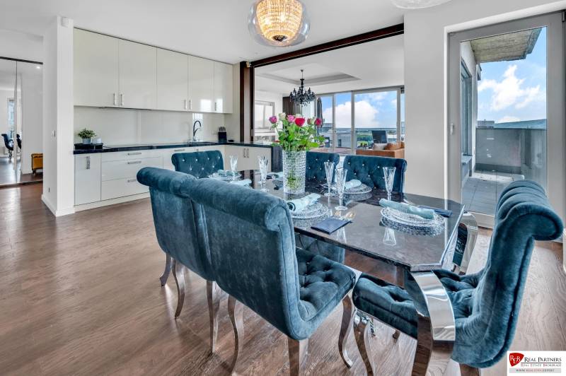 Predaj, Luxusný 4 izbový byt, 180 m2 + 25 m2, Condominium Renaissance - Luxusná jedáleň s pohľadom na terasu v 4-izbovom byte.