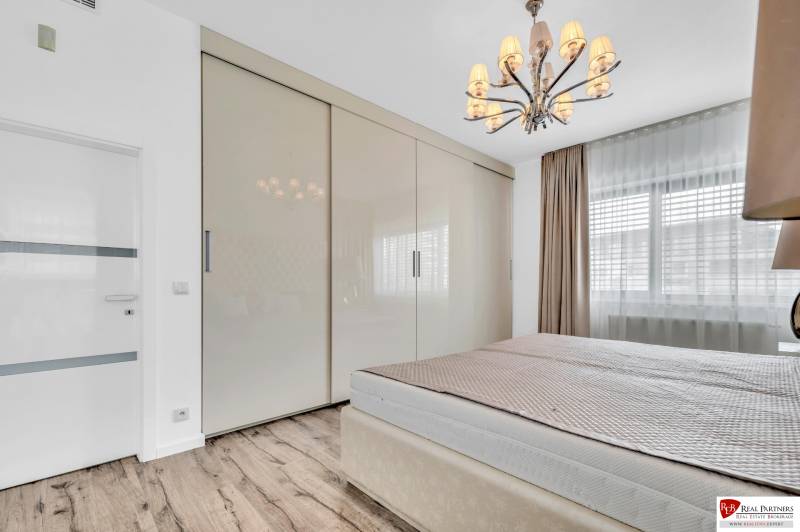 Predaj, Luxusný 4 izbový byt, 180 m2 + 25 m2, Condominium Renaissance - Spálňa so šatníkovou skriňou a lustrom v 4-izbovom byte.