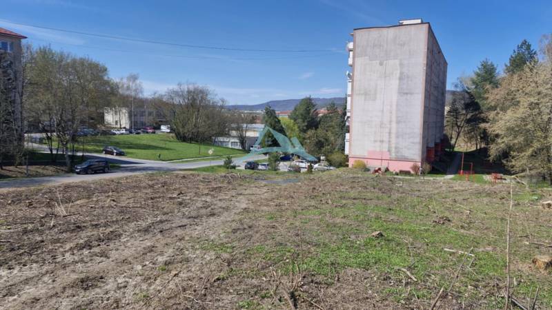 Pozemok (4908m2) na ul. Železničná vo Veľkom Krtíši. - Vo Veľkom Krtíši na Železničnej ulici sú viditeľné pozemky - komerčné.