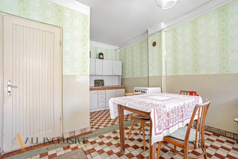 NA PREDAJ 4-IZBOVÝ RODINNÝ DOM V JAHODNEJ - Kuchyňa v rodinnom dome s jedálenským stolom, stoličkami a kuchynskou linkou.