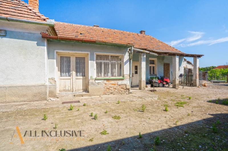 NA PREDAJ 4-IZBOVÝ RODINNÝ DOM V JAHODNEJ - Rodinný dom v Jahodnej s tradičnou architektúrou, dvomi vchodmi a dvorkom.