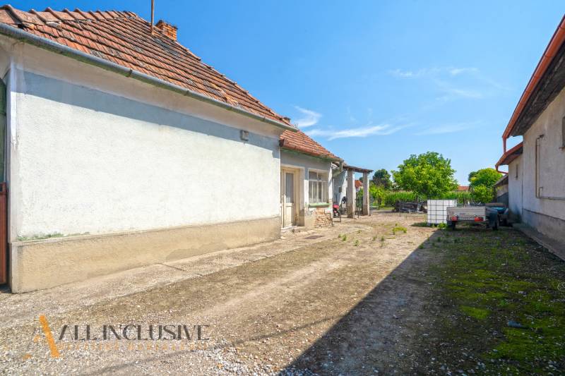NA PREDAJ 4-IZBOVÝ RODINNÝ DOM V JAHODNEJ - Dvory rodinného domu v Jahodnej s prívesom, nádržou a zeleňou.