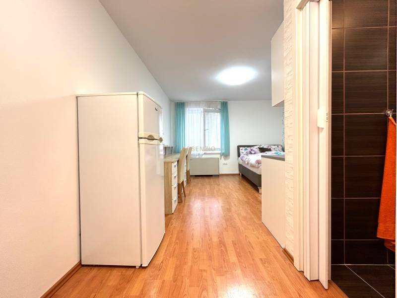 PREDAJ-GARSÓNKA-20m2-GUOTHOVA- KRAMÁRE - Garsónka s drevenou podlahou, posteľou, písacím stolom a chladničkou.