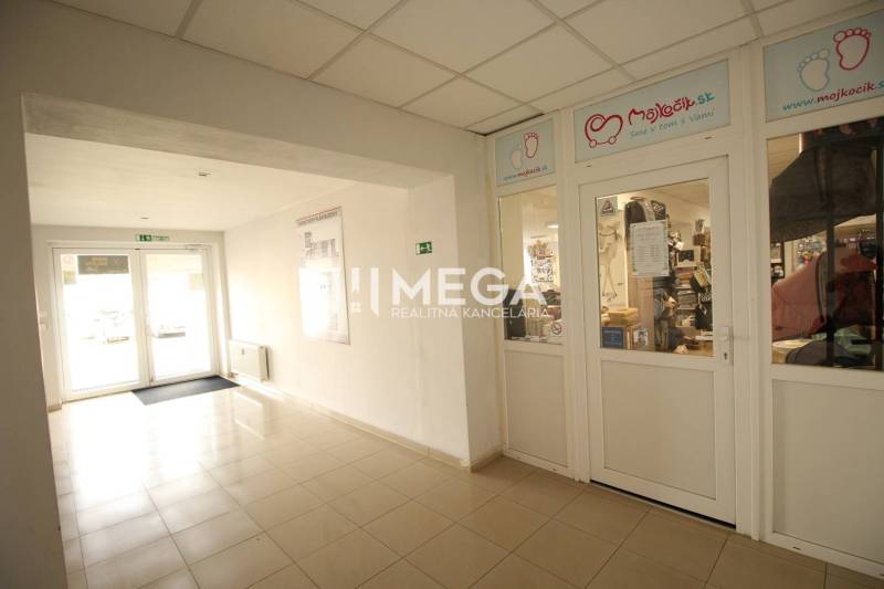 Na prenájom - priestor na prízemí 120m2 na ul. Tolstého v meste Humenn - Vnútorné obchodné priestory s preskleným vchodom, obchod obsahuje detské produkty.