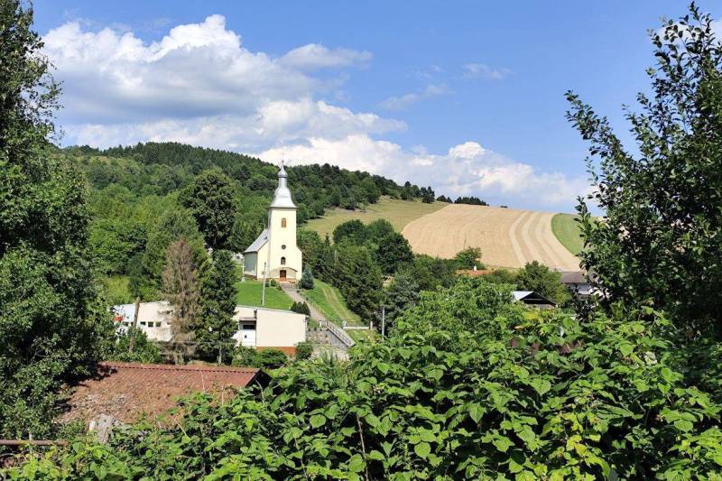Predaj pozemku priamo v obci Hanigovce, okr. Sabinov. - Kostol uprostred zelene, Poľnohospodárske a lesné pozemky v Hanigovciach na kopci s úrodou.