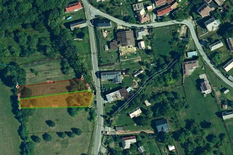 Predaj pozemku priamo v obci Hanigovce, okr. Sabinov. - Letecký pohľad na poľnohospodárske a lesné pozemky v okolí Hanigoviec s parcelami a cestnou sieťou.