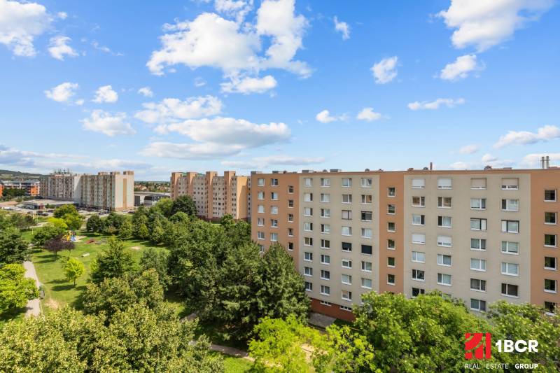 2 – IZB.BYT, NOVÁ KOMPLET. REK., LOGGIA, PIVNICA, SVÄTOPLUKOVA,PEZINOK - Výhľad na bytové domy a parky na Svätoplukovej ulici v Pezinku, ideálny pre 2-izbový byt.