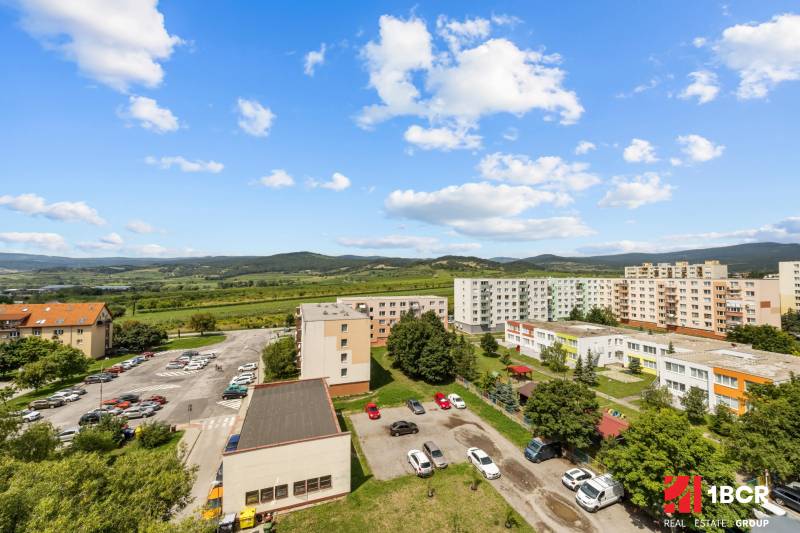2 – IZB.BYT, NOVÁ KOMPLET. REK., LOGGIA, PIVNICA, SVÄTOPLUKOVA,PEZINOK - Svätoplukova ulica v Pezinku, panelové bytovky a parkovisko, ideálny výhľad pre 2-izbový byt.