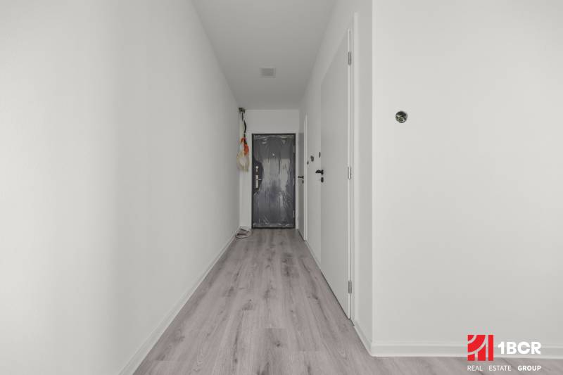 2 – IZB.BYT, NOVÁ KOMPLET. REK., LOGGIA, PIVNICA, SVÄTOPLUKOVA,PEZINOK - Chodba v 2-izbovom byte s laminátovou podlahou a bielymi stenami.