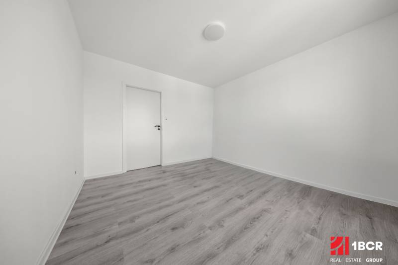 2 – IZB.BYT, NOVÁ KOMPLET. REK., LOGGIA, PIVNICA, SVÄTOPLUKOVA,PEZINOK - Prázdna izba s bielymi stenami a sivou podlahou v 2-izbovom byte.