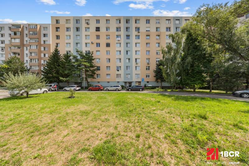 2 – IZB.BYT, NOVÁ KOMPLET. REK., LOGGIA, PIVNICA, SVÄTOPLUKOVA,PEZINOK - Pezinok na Svätoplukovej ulici ponúka pohľad na bytovku v zelenom prostredí.