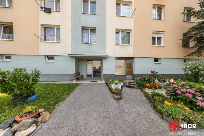 2 – IZB.BYT, NOVÁ KOMPLET. REK., LOGGIA, PIVNICA, SVÄTOPLUKOVA,PEZINOK - Bytový dom na Svätoplukovej ulici v Pezinku s upraveným vchodom a predzáhradkou.