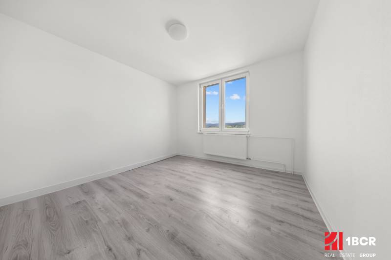 2 – IZB.BYT, NOVÁ KOMPLET. REK., LOGGIA, PIVNICA, SVÄTOPLUKOVA,PEZINOK - Prázdna izba v 2-izbovom byte s oknom a drevenou podlahou.