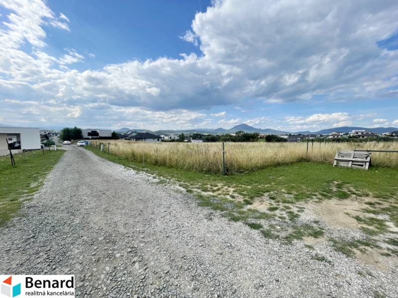 PREŠOV-ĽUBOTICE, LUKRATÍVNY POZEMOK, 497 m2, UL. VODÁRENSKÁ  - Štrková cesta vedie cez pozemky na bývanie na Vodárenskej ulici v Ľuboticiach.