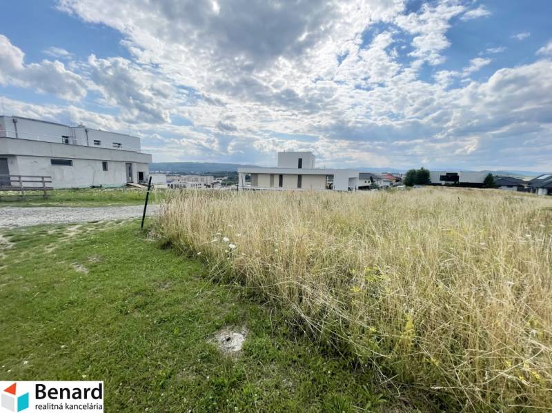 PREŠOV-ĽUBOTICE, LUKRATÍVNY POZEMOK, 497 m2, UL. VODÁRENSKÁ  - Pozemky na bývanie v Ľuboticiach na Vodárenskej ulici s krásnym výhľadom.