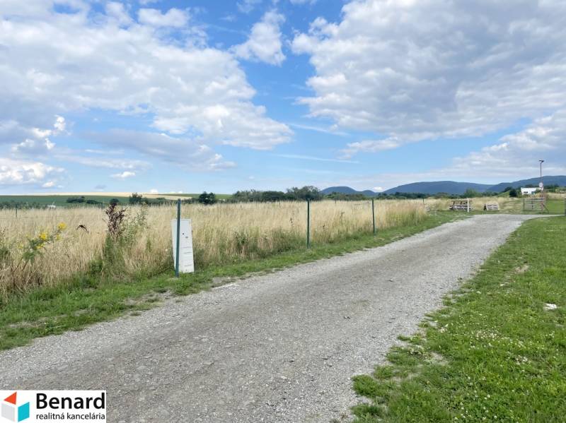 PREŠOV-ĽUBOTICE, LUKRATÍVNY POZEMOK, 497 m2, UL. VODÁRENSKÁ  - Vidiecky pozemok na Vodárenskej v Ľuboticiach vhodný na bývanie, obklopený prírodou a poľom.
