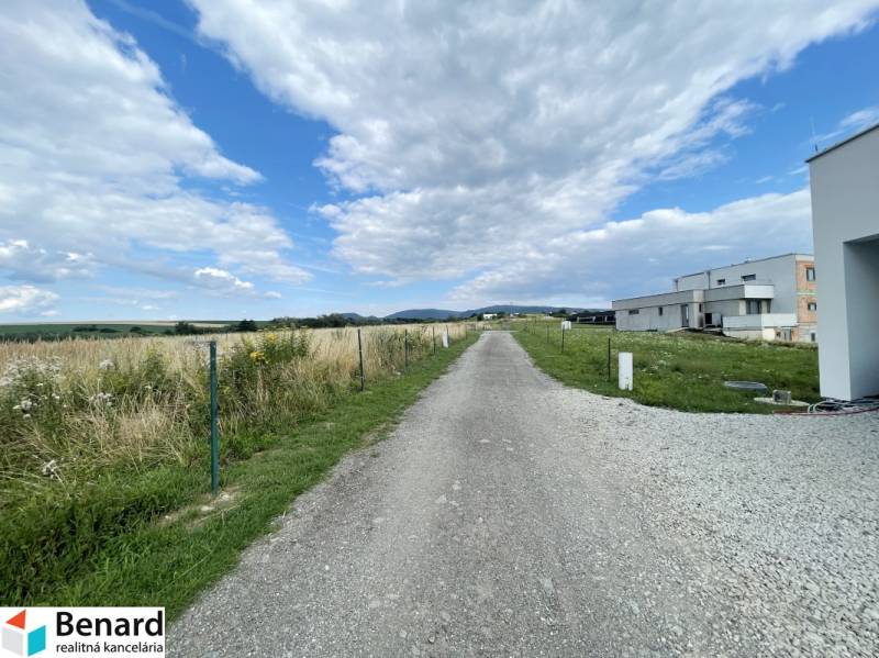 PREŠOV-ĽUBOTICE, LUKRATÍVNY POZEMOK, 497 m2, UL. VODÁRENSKÁ  - Pozemky - bývanie na ulici Vodárenská v Ľuboticiach s výhľadom na prírodu a domy.