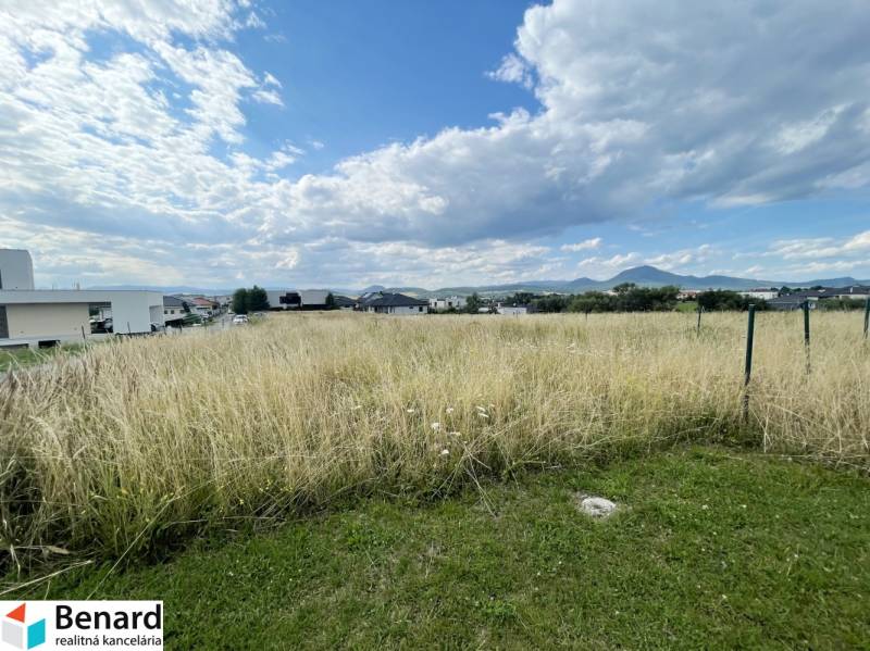 PREŠOV-ĽUBOTICE, LUKRATÍVNY POZEMOK, 497 m2, UL. VODÁRENSKÁ  - Pozemky - bývanie na Vodárenskej ulici v Ľuboticiach s výhľadom na okolité hory.