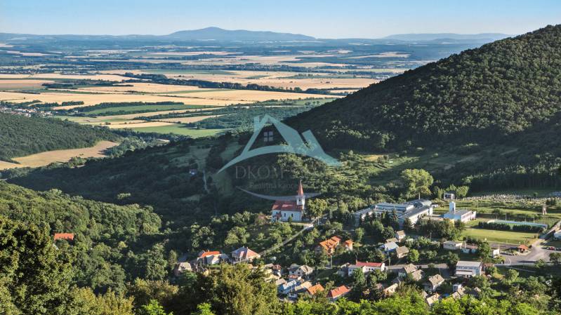 Pozemok (3,1ha) na Hrušove okr. Veľký Krtíš s panoramatickým výhľadom. - Panoramatický pohľad na dedinu v údoli, obklopený lesmi a poliami. Pozemky vhodné na bývanie.