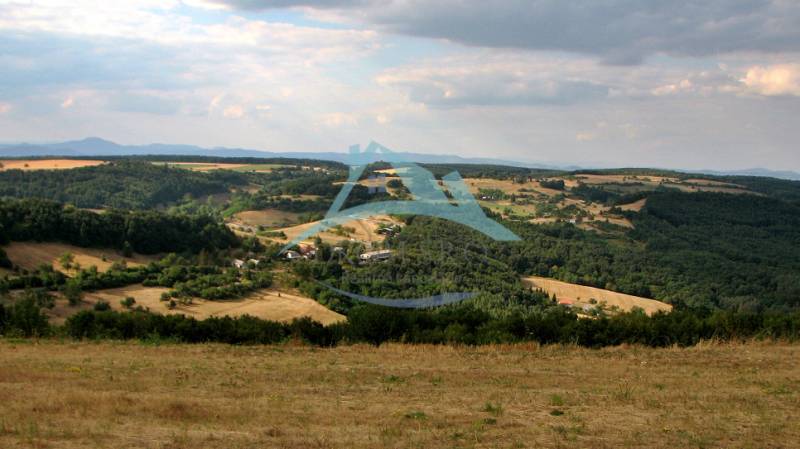 Pozemok (3,1ha) na Hrušove okr. Veľký Krtíš s panoramatickým výhľadom. - Kopcovitá krajina s lesmi a otvorenými pozemkami, ideálne pre bývanie na vidieku.
