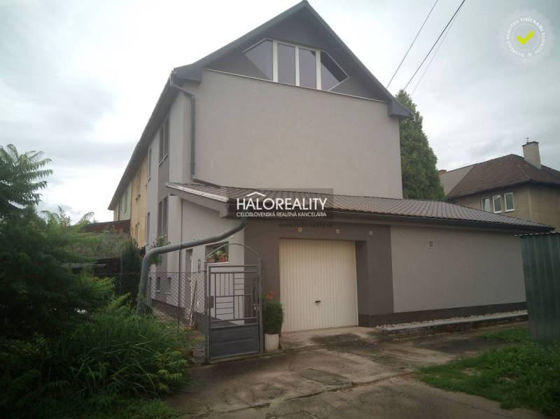 Predaj, rodinný dom Nováky - EXKLUZÍVNE HALO REALITY - Rodinný dom v Novákoch so záhradou a garážou, obklopený zeleňou.