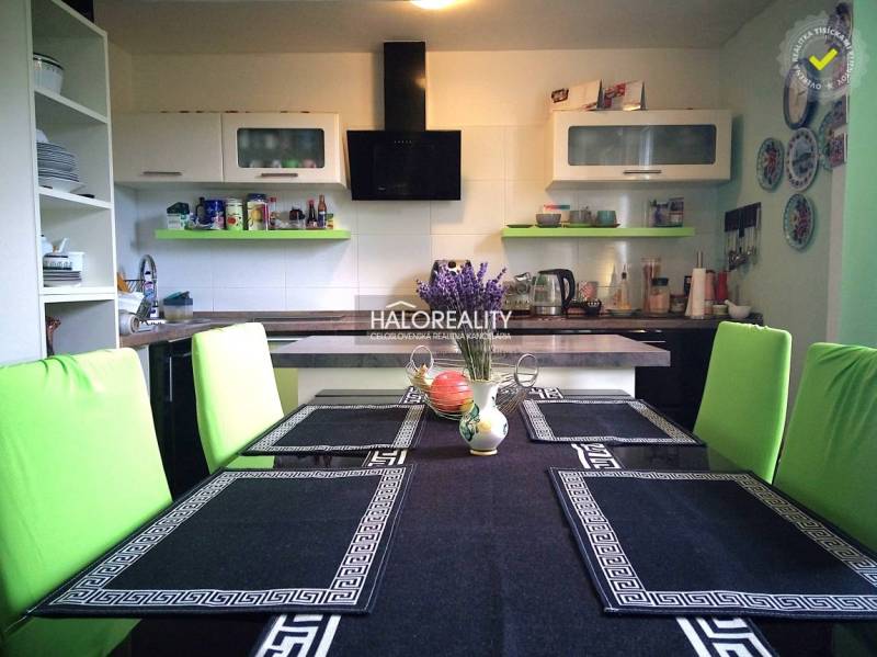 Predaj, rodinný dom Nováky - EXKLUZÍVNE HALO REALITY - Kuchyňa v rodinnom dome s jedálenským stolom, zelenými stoličkami a kuchynským vybavením.
