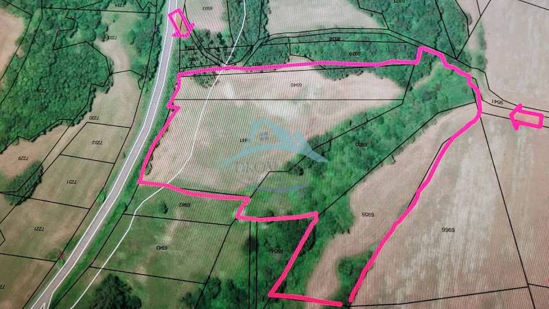Pekný pozemok (3,2ha) na Hrušove okres Veľký Krtíš. - Mapa rekreačných pozemkov v Hrušove obklopená zeleňou označených ružovou čiarou.
