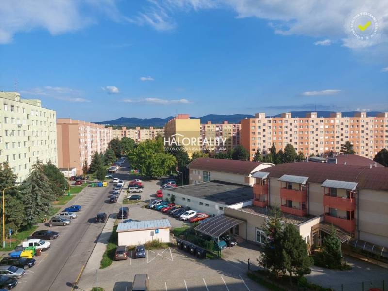 Prenájom, trojizbový byt Prievidza, Sídlisko Zapotôč... - Pohľad na sídlisko v Prievidzi s panelovými domami a zaparkovanými autami.