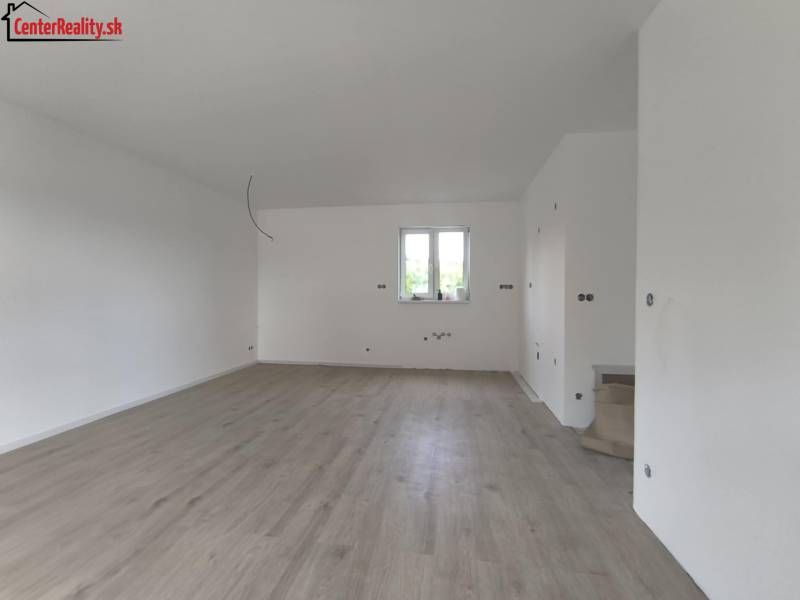 ‼️ NOVO POSTAVENÝ RODINNÝ DOM  S GARÁŽOU NA PREDAJ, MALÉ KRŠTEŇANY  ‼️ - Nezariadená miestnosť s bielymi stenami a oknom v rodinnom dome.