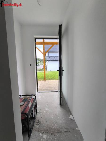 ‼️ NOVO POSTAVENÝ RODINNÝ DOM  S GARÁŽOU NA PREDAJ, MALÉ KRŠTEŇANY  ‼️ - Chodba v rodinnom dome s otvorenými dverami, pohľad von na záhradu.