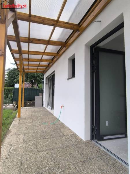 ‼️ NOVO POSTAVENÝ RODINNÝ DOM  S GARÁŽOU NA PREDAJ, MALÉ KRŠTEŇANY  ‼️ - Terasa rodinného domu v Malých Kršteňanoch so strešným prístreškom a prístupom do záhrady.