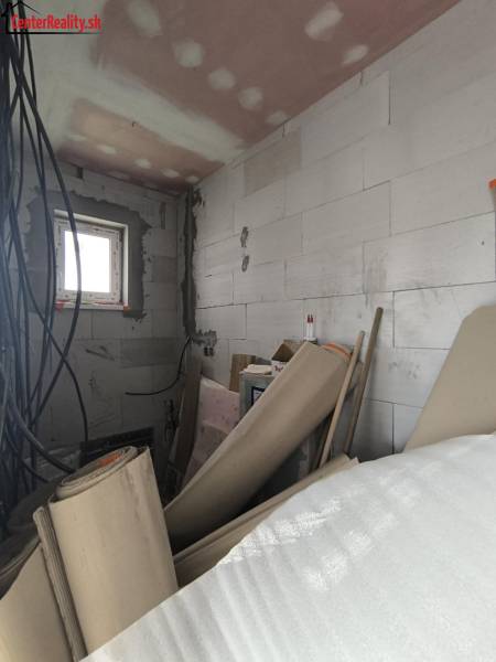 ‼️ NOVO POSTAVENÝ RODINNÝ DOM  S GARÁŽOU NA PREDAJ, MALÉ KRŠTEŇANY  ‼️ - Stavebné materiály a elektroinštalácia v rozpracovanej miestnosti rodinného domu.