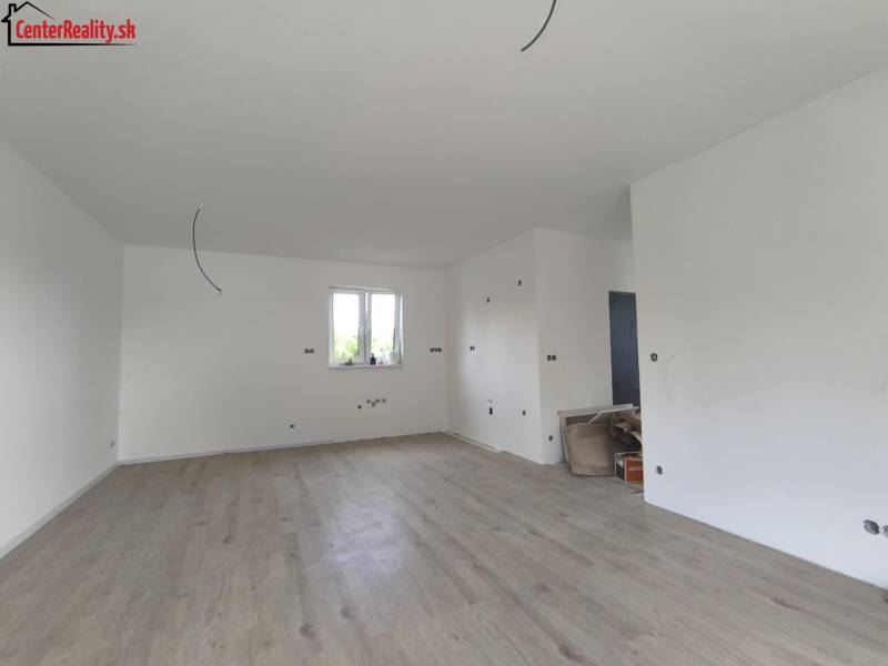 ‼️ NOVO POSTAVENÝ RODINNÝ DOM  S GARÁŽOU NA PREDAJ, MALÉ KRŠTEŇANY  ‼️ - Interiér rodinného domu s drevenou podlahou, bielymi stenami a prípravou na elektroinštaláciu.